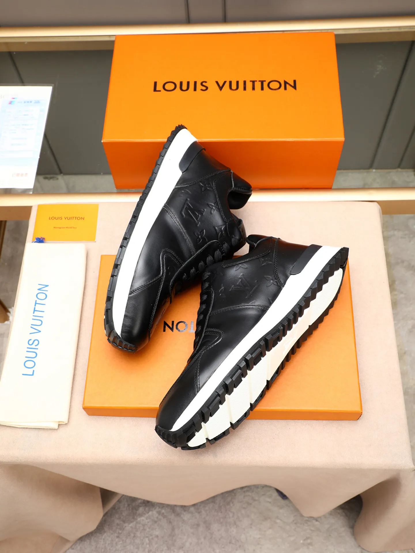 Men's Shoes 💰660 L The Run Away Maxi sneaker debuts in the 2025 collection and continues the iconic design of the Run Away sneaker. The smooth cowhide leather upper features contrasting LV lettering and Vuitton logos, and a lightweight rubber wedge outsole evokes running shoe construction. High level of comfort. Looks good, wears well and matches well. Worth buying! 7 color selection size: 39-44 (45 customized)